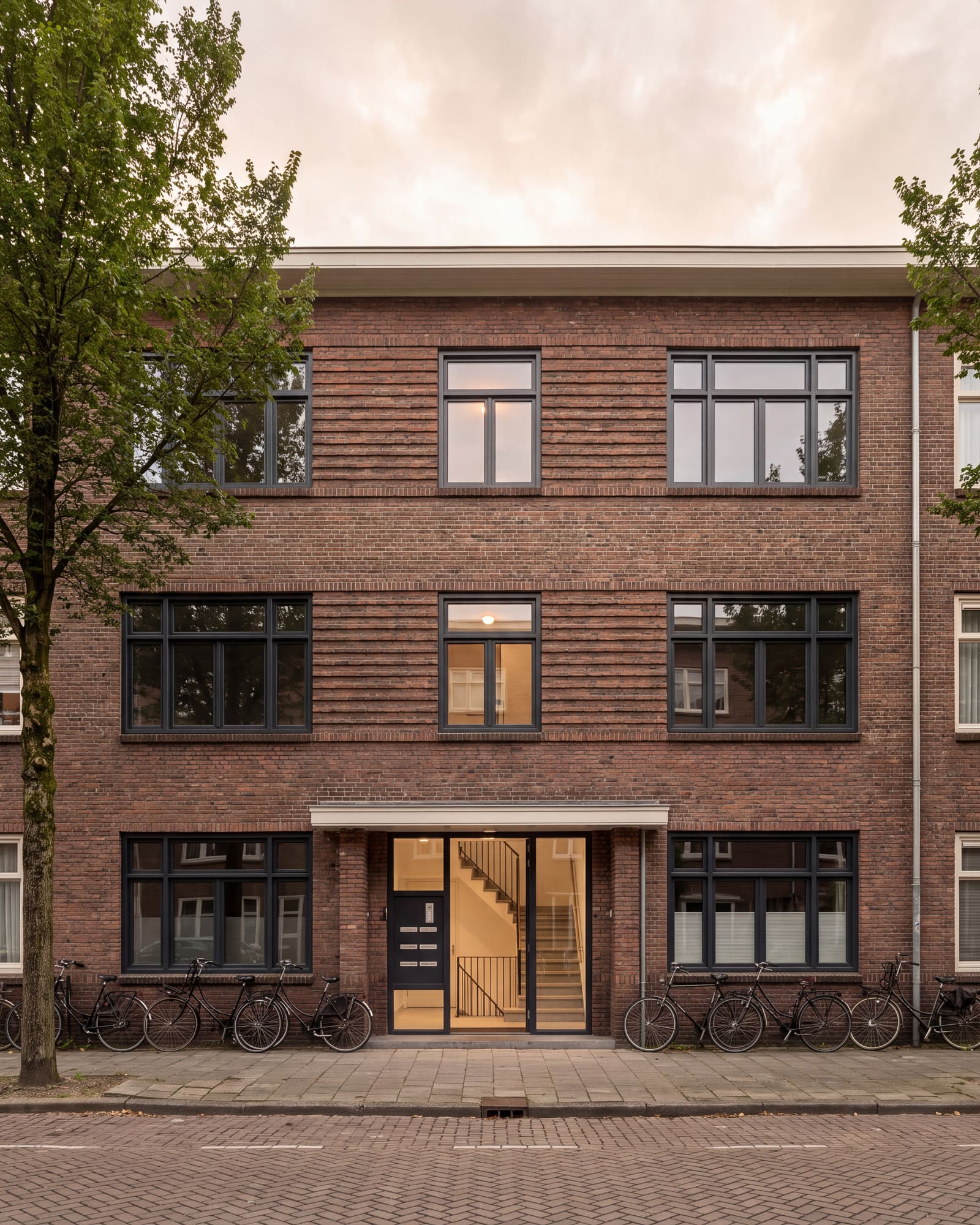 Gerenoveerd portiekpand uit de jaren dertig in Bos en Lommer