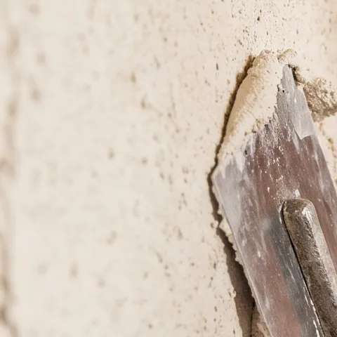 Kalkstuc wordt met een spaan op de wand gezet